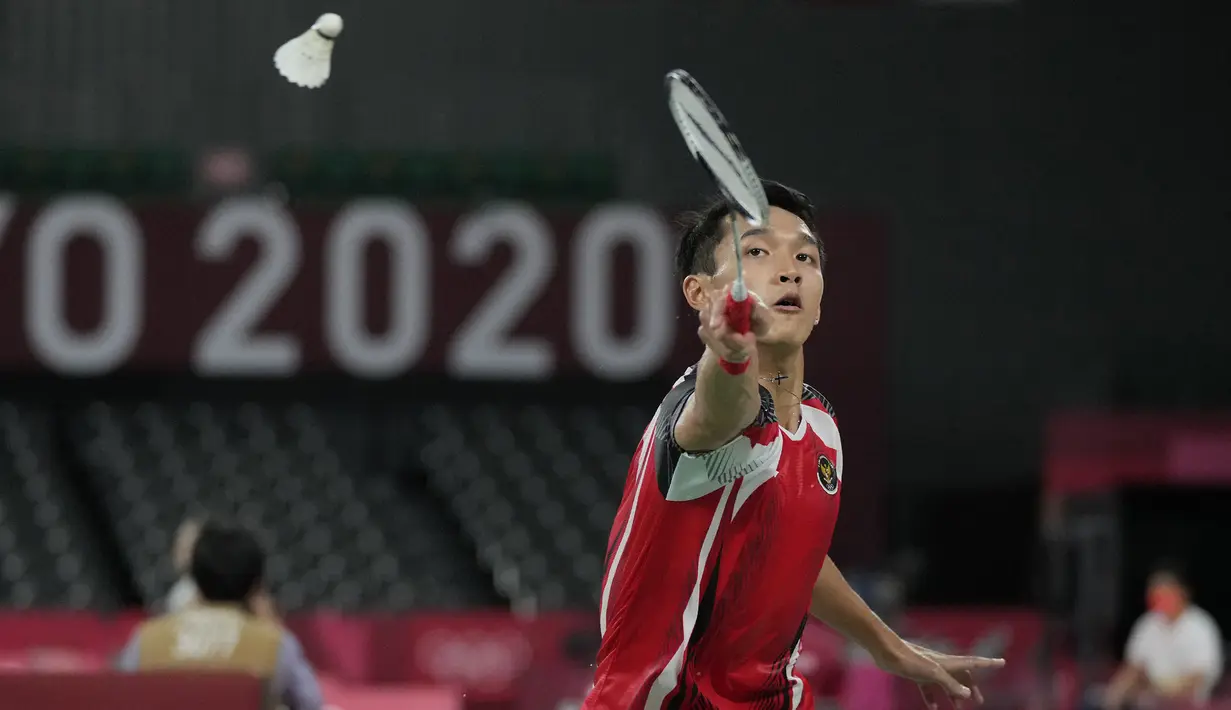 Pada gim pertama, Jonatan Christie sempat unggul 3-1 di awal laga. Namun setelah itu justru Shi Yuqi melaju hingga menutup interval dengan 11-4. Jojo yang belum juga mampu membaca permainan Shi Yuqi akhirnya kandas 11-21 di gim pertama. (Foto: AP/Dita Alangkara)