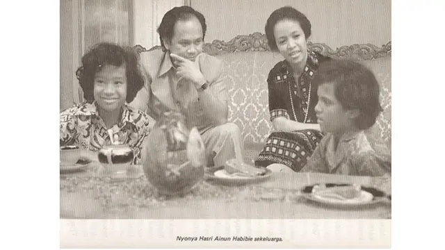10 Foto Lawas Kebersamaan BJ Habibie dan Ainun Ini Bukti Cinta Sejati