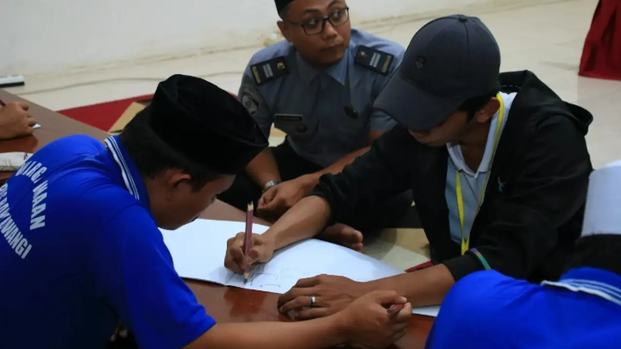 Penghuni lapas Banyuwangi diajari seni kaligrafi di momen bulan Ramadhan ini (Istimewa)