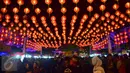 Lampion-lampion terpasang di kawasan Pasar Gedhe Surakarta membuat suasana malam Imlek semakin meriah di Surakarta, Sabtu (28/01). Grebeg Soediro adalah  tradisi  tahunan alkuturasi  budaya  Jawa dan  Cina. (Liputan6.com/Gholib)  