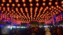 Lampion-lampion terpasang di kawasan Pasar Gedhe Surakarta membuat suasana malam Imlek semakin meriah di Surakarta, Sabtu (28/01). Grebeg Soediro adalah  tradisi  tahunan alkuturasi  budaya  Jawa dan  Cina. (Liputan6.com/Gholib)  