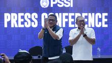 Dua anggota Exco PSSI, Endri Erawan dan Sumardji mengikuti sesi konferensi pers di Menara Mandiri, Jakarta, Selasa (16/12/2025).