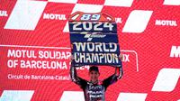 Pembalap Prima Pramac Racing, Jorge Martin, berhasil meraih titel juara dunia MotoGP 2024 setelah finis ketiga di seri Solidarity Grand Prix yang berlangsung di Sirkuit Catalunya, Barcelona, Minggu (17/11/2024) malam WIB. Martin memuncaki klasemen akhir pembalap dengan nilai 508, unggul 10 angka atas Bagnaia yang berada di posisi kedua.(AFP/Manaure Quintero)