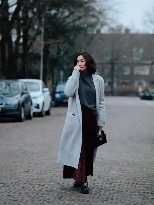 OOTD Febby Rastanty saat berada di kota Leiden, Belanda ini juga banjir pujian netizen. Tampil dengan sweater yang dipadukan long coat, Febby tampak menawan. (Liputan6.com/IG/@febbyrastanty)