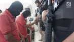 Dua pelaku pembunuhan buruh pabrik di Kabupaten Tangerang dihadirkan saat rilis kasus di Mapolres Tangerang Selatan, Kamis (5/7). Tim Vipers Reskrim menangkap pembunuh sadis terhadap Iwan Wahyuda (39) setelah dua hari pengejaran. (Merdeka.com/Arie Basuki)
