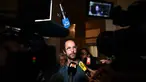 Petani Prancis, Cedric Herrou menjawab pertanyaan awak media di luar gedung pengadilan di Aix-en-Provence, Selasa (8/8). Herrou dijatuhi hukuman 4 bulan penjara yang ditangguhkan karena terbukti membantu menyelundupkan pengungsi. (boris HORVAT/AFP)