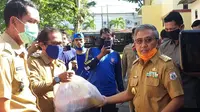 Pejabat Pemprov Sulbar Patungan Beli Paket Sembako untuk Kelurahan