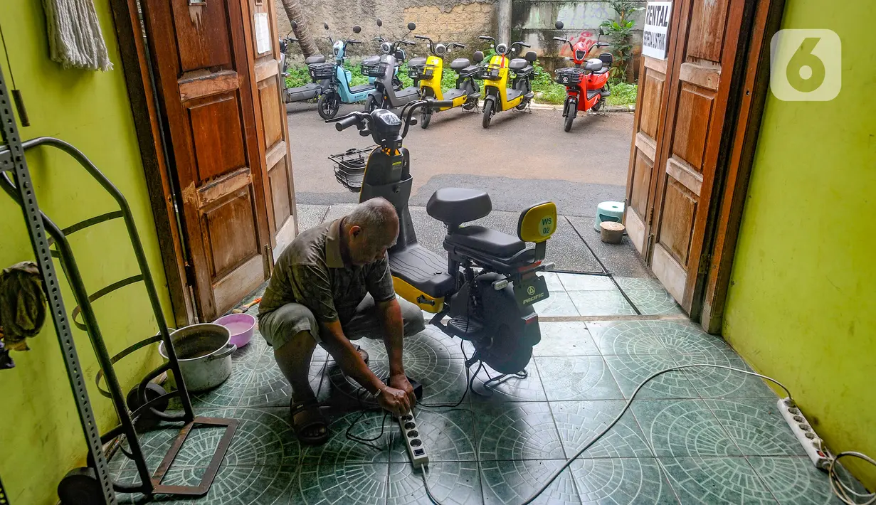 Nominal tersebut ia dapatkan setelah menyewakan untuk kedelapan sepeda listriknya. (merdeka.com/Arie Basuki)