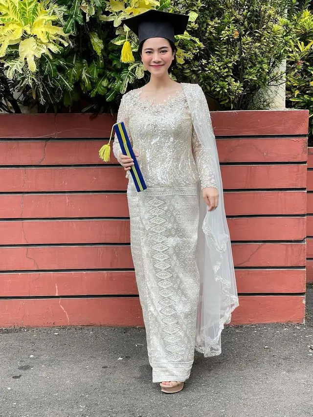 6 Potret Artis Tampil dalam Balutan Kebaya Saat Wisuda, Kian Memesona