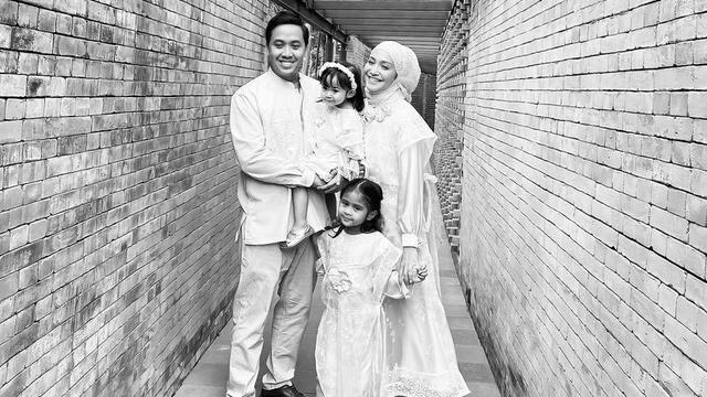 Potret Pesona Caca Tengker Mengenakan Hijab