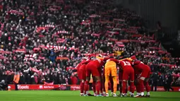 Pemain Liverpool melakukan briefing sebelum laga putaran kelima Piala FA 2023/2024 melawan Southampton di Anfield, Liverpool, Inggris, Kamis (29/02/2024) WIB. (AFP/Paul Ellis)