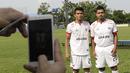 Pemain Persija Jakarta, Bambang Pamungkas dan Sandi Sute, melakukan sesi foto sebelum latihan jelang laga Liga 1 di Lapangan Sutasoma, Jakarta, Jumat (07/12). Persija akan berhadapan dengan Mitra Kukar. (Bola.com/M Iqbal Ichsan)