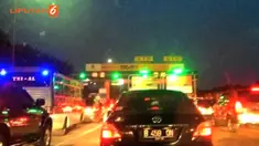  Tabrakan beruntun yang melibatkan 5 kendaraan terjadi di Tol Jagorawi KM 08+800 sekitar pukul 05.20 WIB. Tabrakan itu membuat laju kendaraan arah Jakarta macet hingga 7 kilometer.