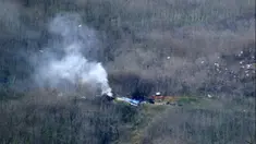 Asap mengepul dari helikopter yang ditumpangi pebasket NBA Kobe Bryant di sisi bukit di Calabasas, California (26/1/2020). Kecelakaan helikopter di Calabasas, California, menewaskan legenda NBA Kobe Bryant, Minggu 26 Januari waktu setempat. (AP Photo/Richard Vogel)