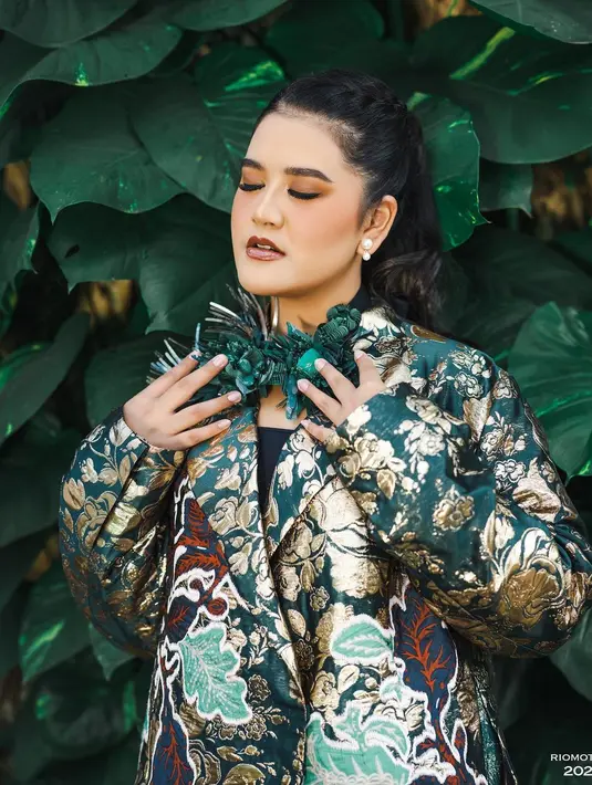 Dalam beberapa potret, Kahiyang Ayu pun terlihat luwes berpose dengan berbagai gaya. [@doleytobing]