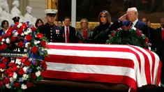 Presiden AS Donald Trump dan Melania Trump memberikan penghormatan terakhir kepada George HW Bush di Gedung Capitol, Washington, Senin (3/12). Jenazah Presiden ke-41 AS itu disemayamkan di Rotunda Capitol Hill selama beberapa hari. (AP/Jacquelyn Martin)