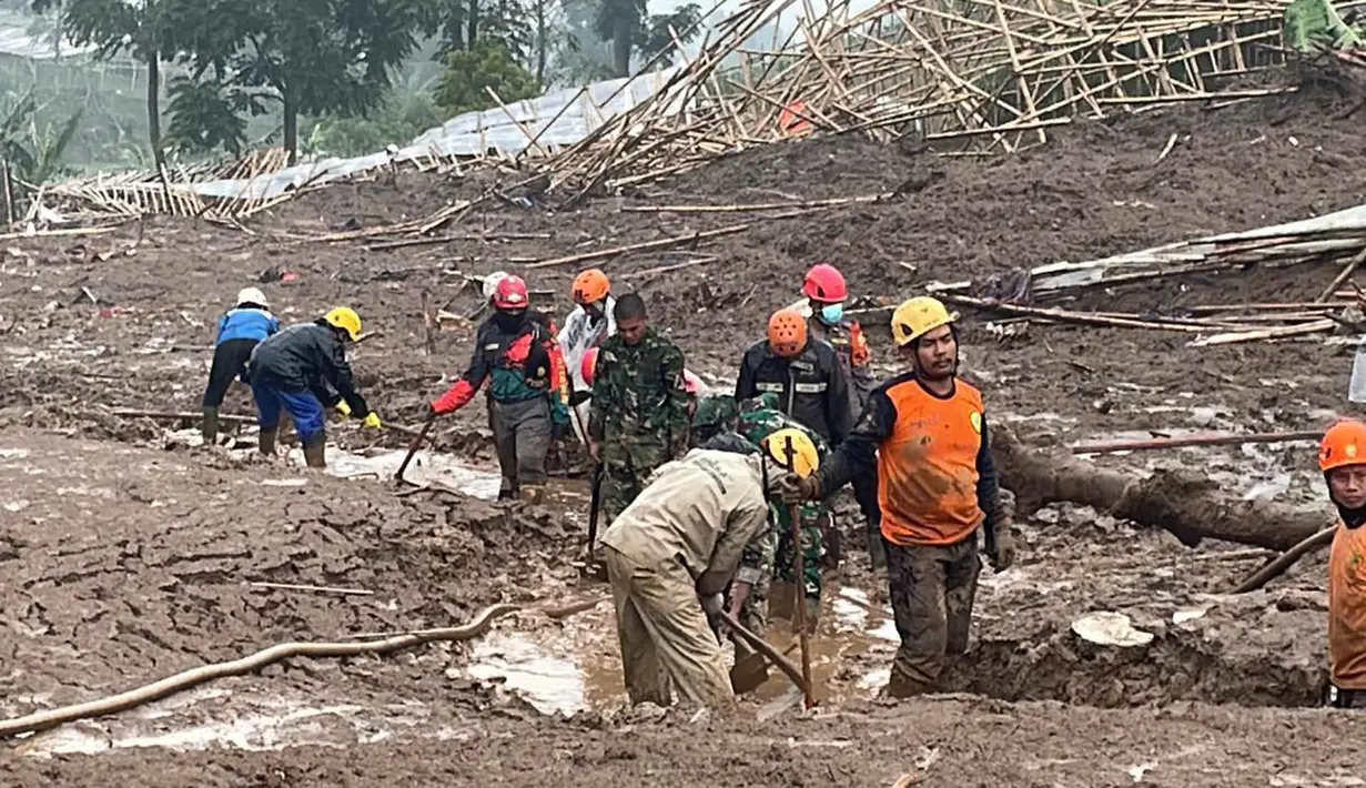 Tim SAR gabungan saat melakukan upaya pencarian dan penyelamatan korban longsor di Desa Pasirlangu, Cisarua, Kabupaten Bandung Barat, Jawa Barat, Rabu (28/1/2026). (Basarnas)