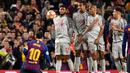 Eksekusi tendangan bebas Lionel Messi pada leg 1, babak semifinal Liga Champions yang berlangsung di Stadion Camp Nou, Barcelona, Kamis (2/5). Barcelona menang 3-0 atas Liverpool. (AFP/Jose Jordan)