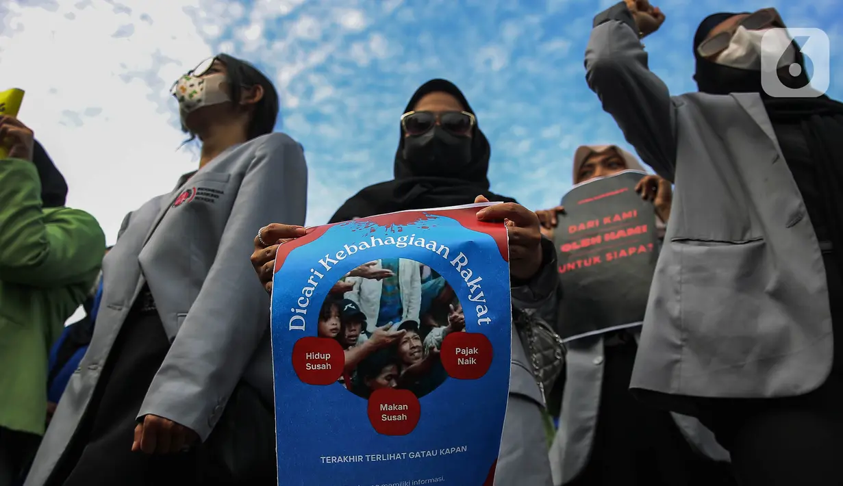 Saat berunjuk rasa, para mahasiswa nampak membawa sejumlah atribut mulai dari spanduk hingga poster penolakan kenaikan PPN. (Liputan6.com/Angga Yuniar)