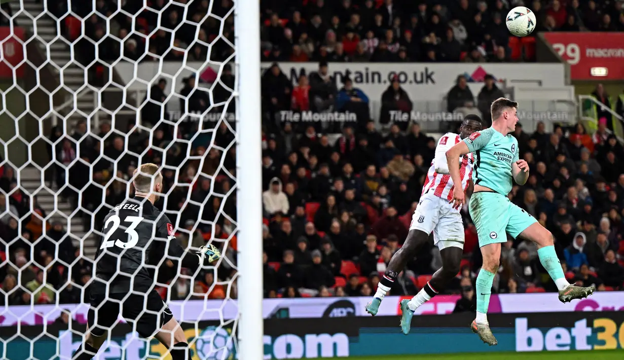 Sundulan pemain Stoke City Axel Tuanzebe (kedua kanan) melebar saat melawan Brighton and Hove Albion pada pertandingan sepak bola putaran kelima Piala FA di Stadion bet365, Stoke on Trent, Inggris, 28 Februari 2023. Brighton and Hove Albion mengalahkan Stoke City dengan skor 1-0. (Oli SCARFF/AFP)
