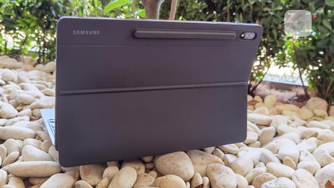 Samsung Galaxy Tab S7 Plus dengan aksesori book cover keyboard. Liputan6.com/Iskandar