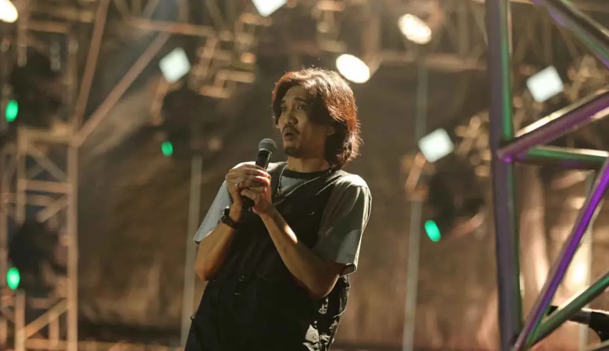 Duta, sang vokalis, tampil sangat komunikatif dan enerjik menyapa para penggemarnya yang disebut Sheila Gank. Tampak dalam foto, Vokais grup band legendaris asal Yogyakarta, Sheila On 7, Duta saat tampil pada hari kedua gelaran KapanLagi Buka Bareng (KLBB) Festival 2026 di Stadion Madya, Kompleks Gelora Bung Karno, Senayan, Jakarta, Minggu 1 Maret 2026. (Fimela.com/Adrian Putra)