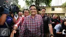 Cawagub DKI Jakarta, Djarot Saiful Hidayat (tengah) saat menuju ruang Dirkrimum Polda Metro Jaya, Jakarta, Senin (5/12). Djarot diperiksa sebagai saksi kasus penghadangan kegiatan kampanye  pada 25 November 2016 lalu. (Liputan6.com/Helmi Fithriansyah)