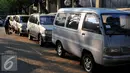 Mobil dinas yang akan dilelang terpakir di halaman KPK, Selasa (1/9/2015). KPK akan melelang 21 mobil dan 8 motor operasional yang sudah tidak digunakan lagi pada Rabu (2/9) melalui KPKNL Jakarta III. (Liputan6.com/Herman Zakharia)