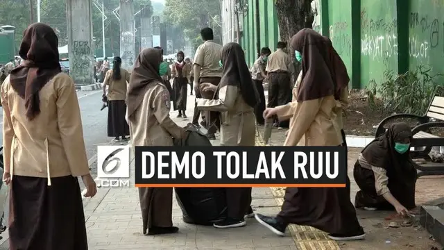 Siswa dan guru SAN 24 Jakarta bergotong royong membersihkan sampah sisa demo mahasiswa yang berakhir rusuh. Proses belajar mengajar tidak berjalan karena lingkungan kotor masih ada sisa gas air mata yang terhirup oleh siswa.
