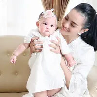 Kesedihan tentu masih dirasakan Ririn Ekawati di hari raya lebaran ini. Beberapa minggu lalu Ririn barusaja ditinggal sang suami, Ferry Wijaya untuk selamanya. Ferry meninggal dunia saat Ririn sedang ibadah umroh. (Instagram/ririnekawati)