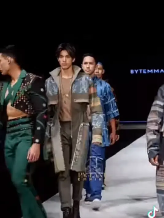 Eddy Meijer juga terlihat mengenakan t-shirt berwarna cokelat muda polos, yang dipadunya dengan celana panjang hijau senada dengan nuansa long coat yang dikenakannya. Foto: Instagram.