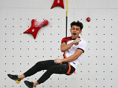 Ekspresi atlet panjat tebing Indonesia, Veddriq Leonardo setelah memenangkan final panjat tebing nomor kecepatan putra Olimpiade Paris 2024 di Le Bourget Sport Climbing Venue, Le Bourget, 8 Agustus 2024. (Fabrice COFFRINI/AFP)