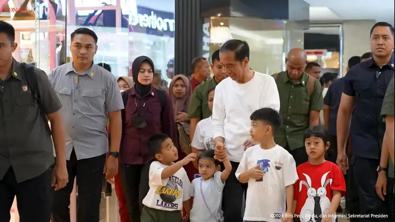 Momen Presiden Joko Widodo (Jokowi) saat mengajak empat cucunya bermain di Mal Kawasan Jakarta Pusat. (Dok. Biru Pers Sekretariat Presiden)