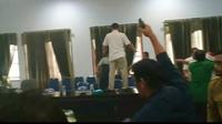 Rapat DPRD Bombana berakhir ricuh. (Liputan6.com/Istimewa)
