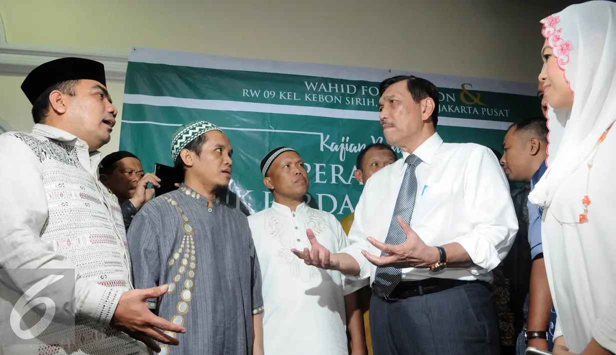Menkopolhukam Luhut Panjaitan (kedua kanan) saat menghadiri kajian "Peran Islam untuk Perdamaian Indonesia, Jakarta, Selasa (28/6). Kajian Ramadan diselenggarakan oleh Wahid Foundation. (Liputan6.com/Helmi Afandi)