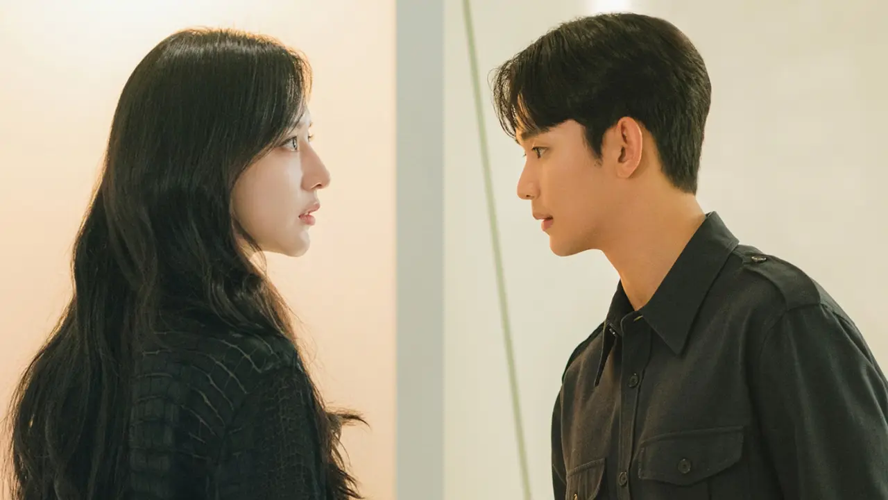 Kim Ji Won dan Kim Soo Hyun dalam drakor Queen of Tears. (tvN via Soompi)