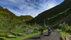 Warga melintasi kawasan pegunungan yang dijuluki "Swiss van Java" di sekitar Desa Wisata Sembungan, Wonosobo, Jawa Tengah, Senin (7/4/2025). (merdeka.com/Arie Basuki