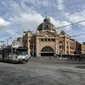 Sebuah jalan di Melbourne, Australia (3/8/2020). Negara Bagian Victoria mengeluarkan Status Darurat Bencana, sementara ibu kotanya, Melbourne memasuki pembatasan Tahap 4 dengan aturan yang lebih ketat sebagai upaya untuk membatasi pergerakan masyarakat dan penyebaran COVID-19. (Xinhua/Bai Xue)