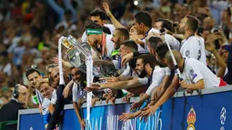 Real Madrid berselebrasi merayakan kemenangan mereka di Liga Champions 2015/2016, Stadion San Siro, Milan, Minggu (29/5). Madrid mengalahkan Atletico melalui adu pinalti dengan skor 5-3. (Reuters/Stefan Wermuth)