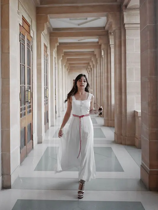 Gaya OOTD Nikita Willy dengan baju putih saat liburan ini juga menarik perhatian. Pemilik nama lengkap Nikita Purnama Willy ini tampak anggun berjalan mengenakan dress warna putih. (Liputan6.com/IG/@nikitawillyofficial94)