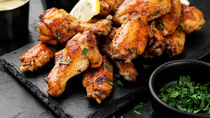 Biar Empuk dan Nggak Keras, Begini Cara Menggoreng Daging Ayam yang Benar