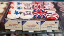 Cupcakes edisi khusus untuk menghormati pernikahan Pangeran Harry dan Meghan Markle di Hummingbird Bakery, London, 11 Mei 2018. Pernikahan Harry dan Meghan akan digelar 19 Mei mendatang di Kapel St. George, Istana Windsor. (AFP/Tolga AKMEN)