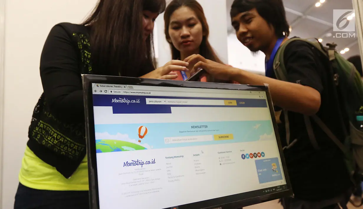 Pengunjung melihat pameran startup pada Global Mobile Internet Conference (GMIC) Indonesia di ICE BSD, Tangsel, Selasa (26/9). GMIC diharapkan menjadi tempat bagi para katalis di bidang teknologi bertemu dan bertukar pikiran. (Liputan6.com/Angga Yuniar)
