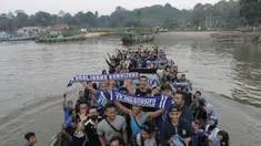 Kebersamaan Bobotoh saat menaiki kapal feri untuk mencapai Stadion Aji Imbut guna mendukung Persib yang akan menghadapi tuan rumah Mitra Kukar. (Bola.com/Vitalis Yogi Trisna)