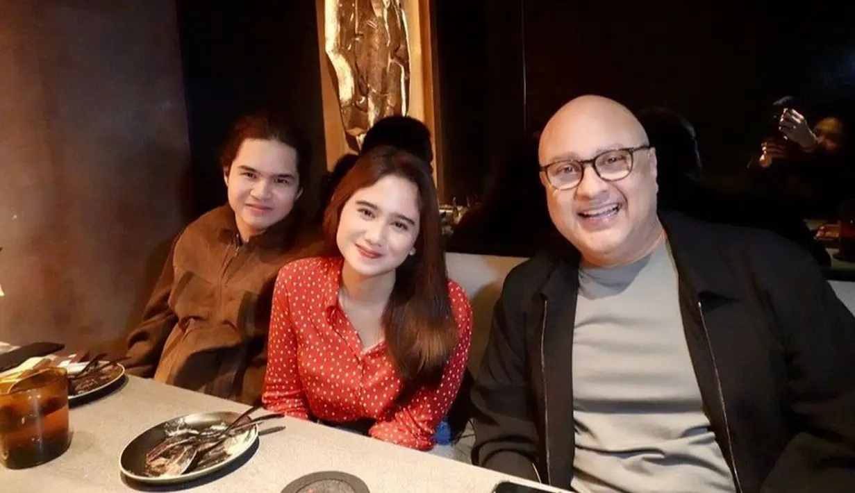 Dul mengajak Tissa Biani di makan malam keluarga tersebut. Dul dan Tissa pun diketahui sudah lama menjalin hubungan. [@elelrumi]