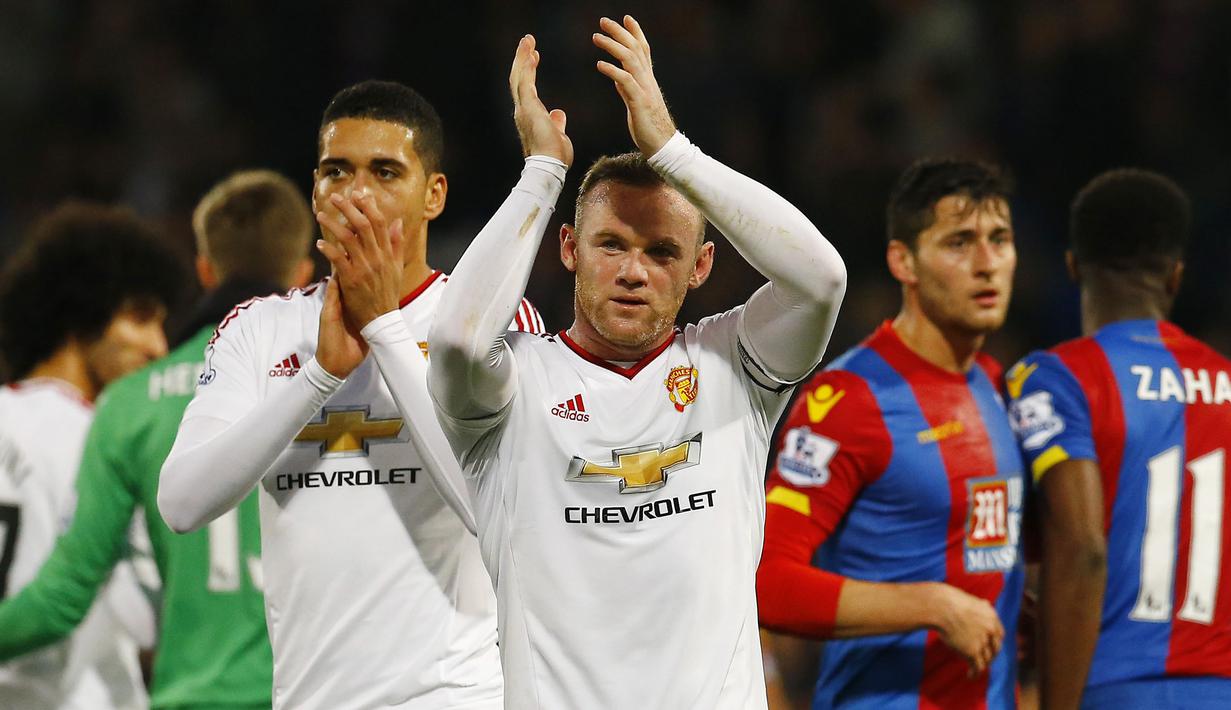 Striker Manchester United, Wayne Rooney menyapa suporter usai menjalani laga Liga Inggris melawan Crystal Palace di Selhurst Park, Inggris, Sabtu (31/10/2015).(Reuters/Darren Staples)