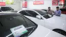 Calon Pembeli mendapatkan penjelasan dari tenaga marketing di Showroom Belanja Mobil, Jakarta, Senin (6/2/2023). Guna menghadirkan kebutuhan mobil bekas untuk masyarakat Indonesia saat ini, sejumlah showroom mobil bekas menerapkan penjualan konvensional serta penggunaan platform media sosial yang bisa memudahkan transaksi pembelian dan penjualan kendaraan. (Liputan6.com/Faizal Fanani)