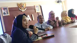 Perwakilan koordinator sekolah memberi keterangan terkait kasus dugaan perisakan terhadap anak tersangka pengguna sabu NN di Jakarta, Selasa (23/7/2019). Bersama perwakilan sekolah, KPAI membantah kasus dugaan perisakan yang menimpa anak tersebut. (Liputan6.com/Helmi Fithriansyah)