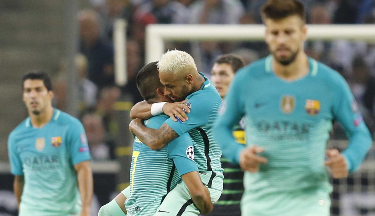 Neymar memeluk Arda Turan saat merayakan gol Turan pada laga grup C Liga Champions melawan Borussia Moenchengladbach di Borussia Park, Jerman (Kamis (29/9/2016) dini hari WIB. (AP/Michael Probst)