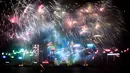 Kembang api memancar di langit kota Hong Kong saat perayaan Tahun Baru di Hong Kong (1/1/2016). (AFP Photo / Philippe Lopez)